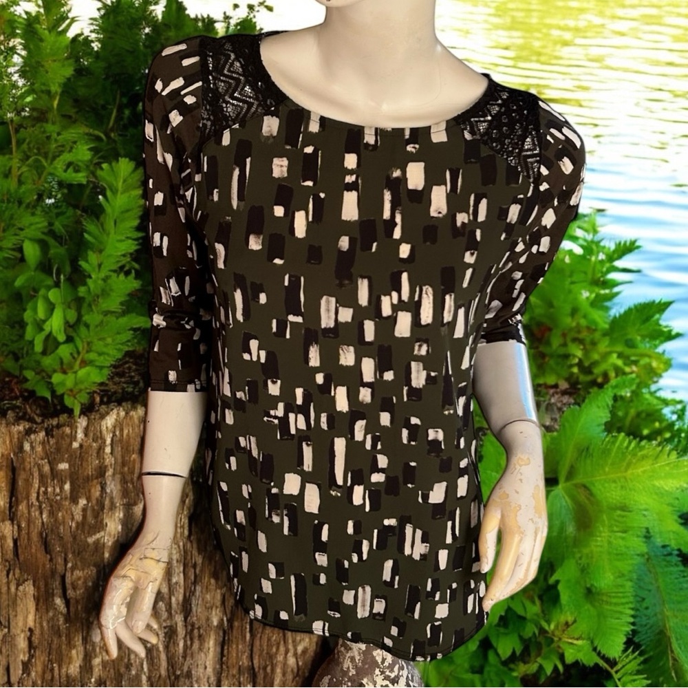 🤑10/$100 Weston army olive geometric stretch crochet lace shoulder blouse M